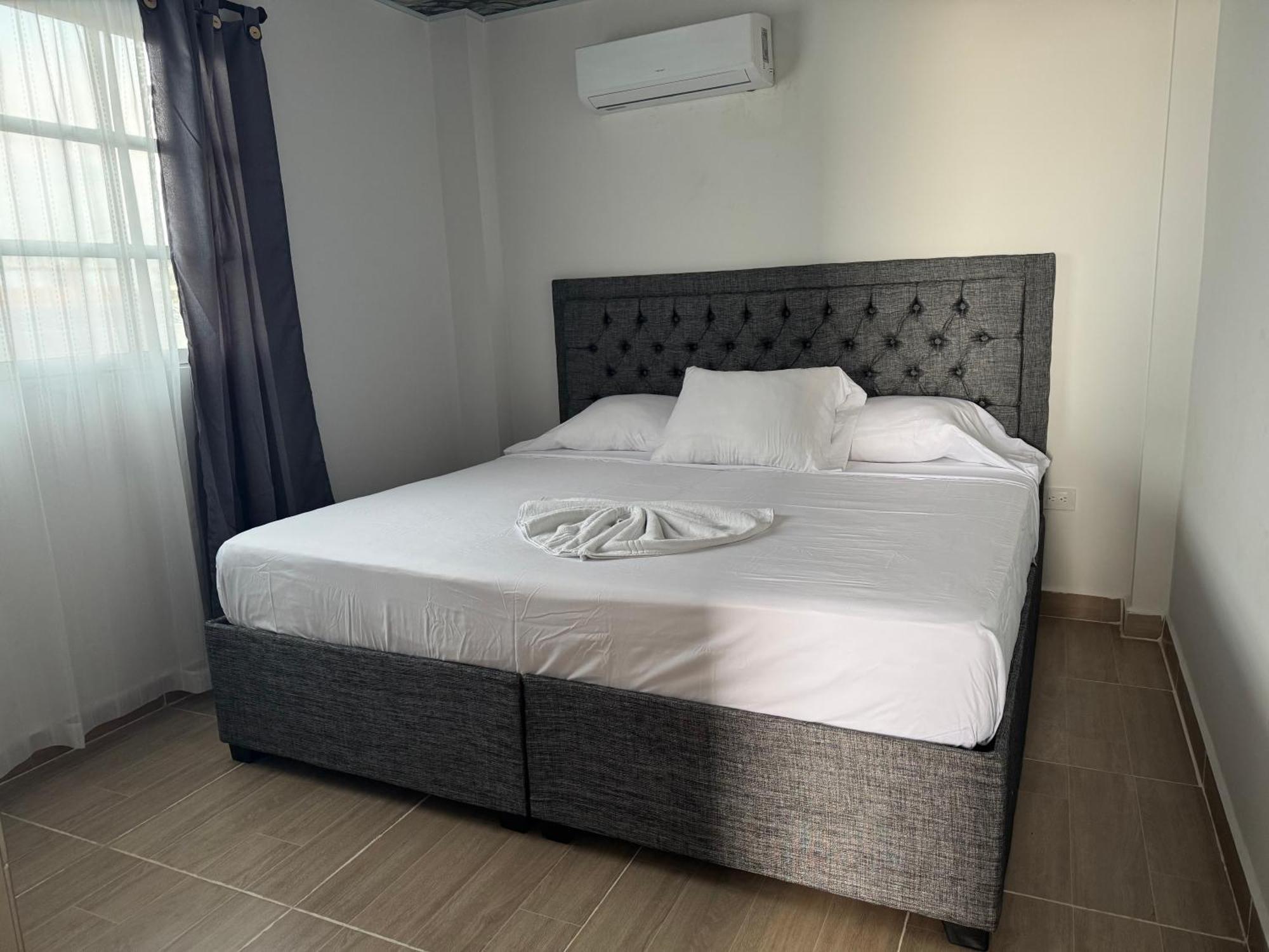 Apartamento El Mochilero Frente Al Mar Piso 2 Apto 3 *